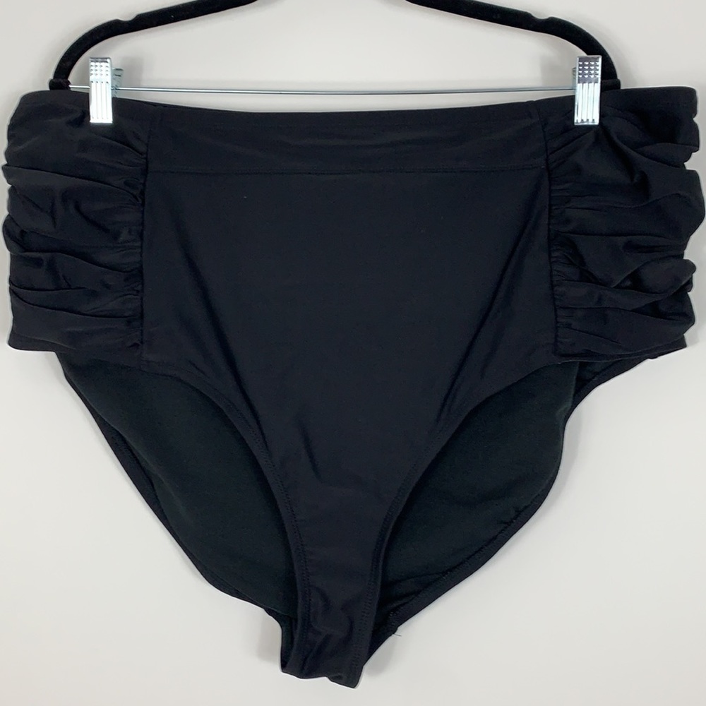 Ava-Viv black swim bottoms size 24W/26W.